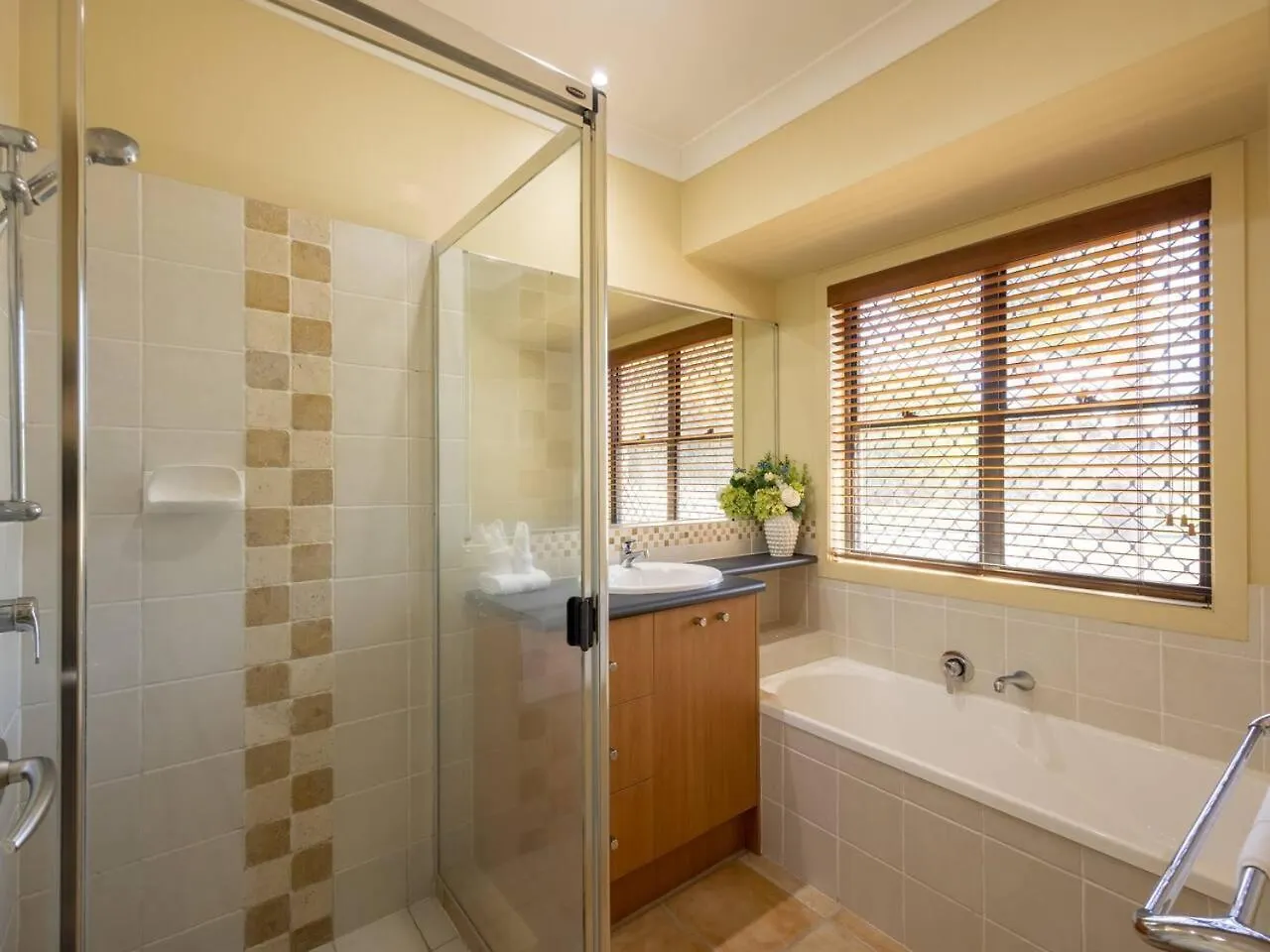 Bauhaus Design 5 Bedrooms Home At Carindale بريزبين