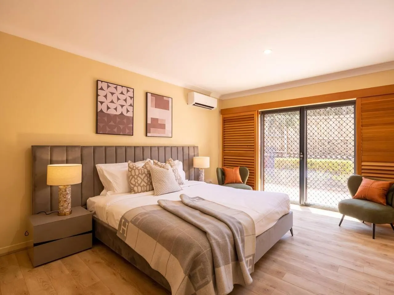 Bauhaus Design 5 Bedrooms Home At Carindale Брисбен Дом отдыха